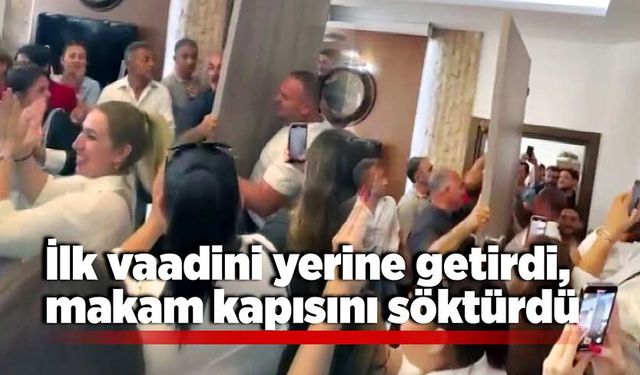 İlk vaadini yerine getirdi, makam kapısını söktürdü