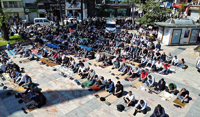 Düzce’de son cumada camiler doldu taştı