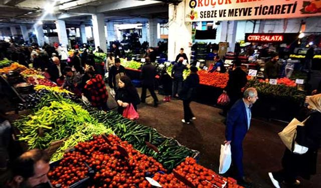 Yağmura aldırmadılar, alış veriş için akın ettiler