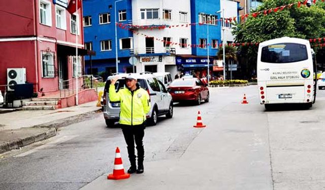 Araçları tek tek durdurup denetlediler