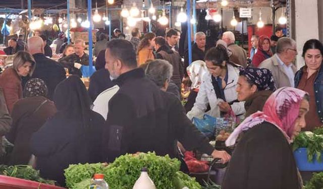 Halk pazarına yoğun ilgi fiyatlar düşüşe geçti