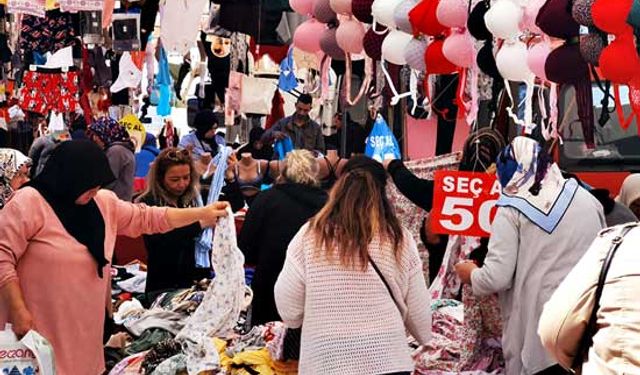 Giysi pazarında yoğunluk kapanın elinde kaldı