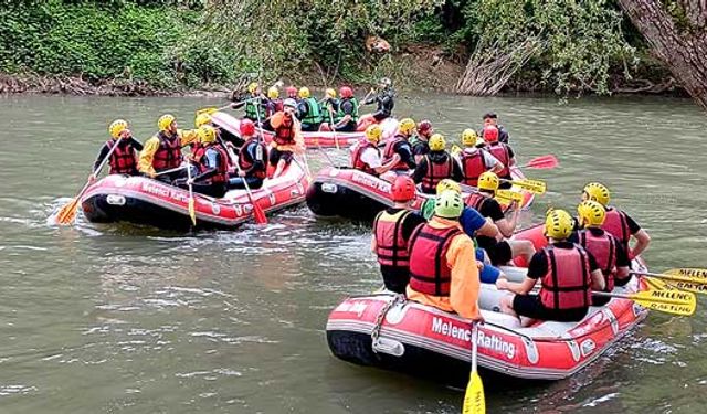 İşçilere 1 Mayıs sürprizi: Hayatlarında ilk kez rafting heyecanı yaşadılar