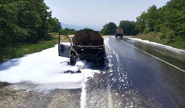 Seyir halindeki otomobil alevlere teslim oldu