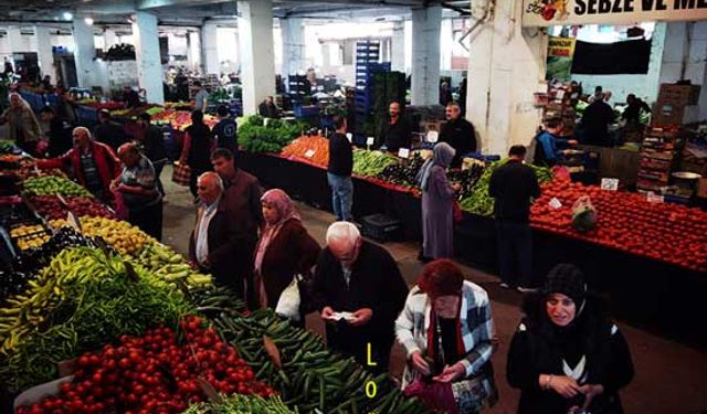 Halk pazarında fiyatlarda düşüş sürüyor