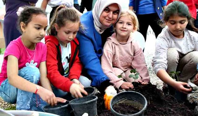 Öğrencilerle birlikte çilek fidesi dikti