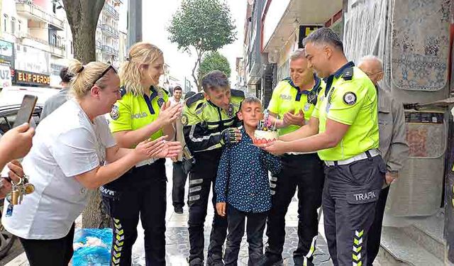 Kaldırımda ağlatan doğum günü sürprizi