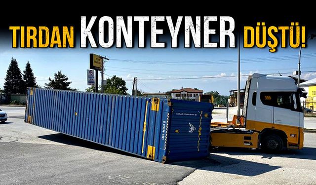 Tırdan konteyner düştü!