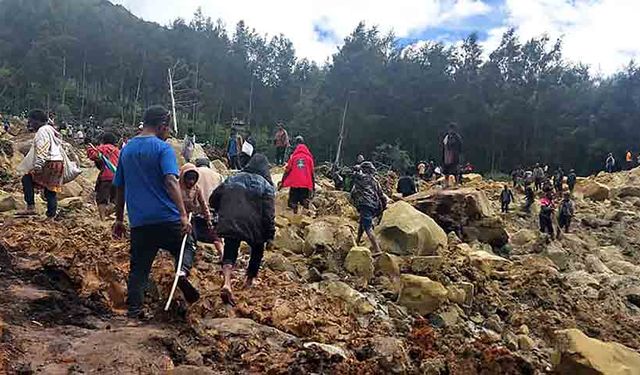 Papua Yeni Gine’de toprak kayması:  2 bin kişi toprak altında