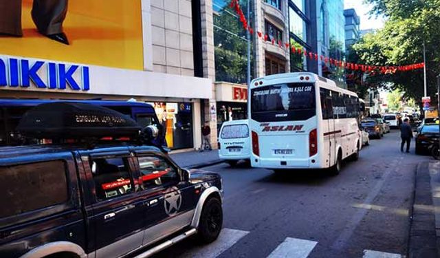 Mezuniyet öncesi trafik kitlendi, uzun araç kuyruğu oluştu