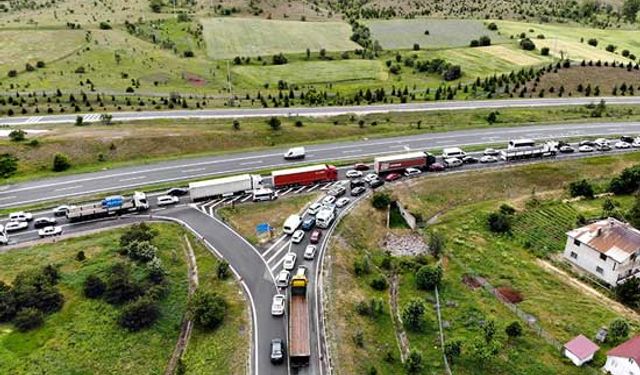 Tatilcilerin trafik çilesi: Uzun araç kuyrukları oluştu