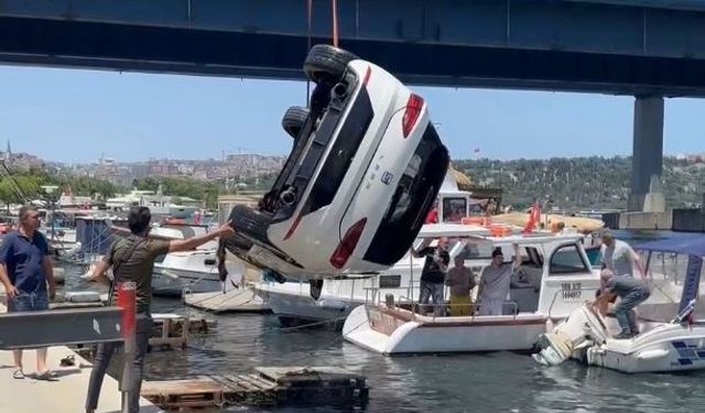 Otomobil denize düştü, vinç yardımıyla kurtarıldı