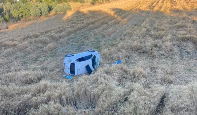 Sürücüsünün kontrolünden çıkan otomobil tarlaya uçtu: 2 yaralı