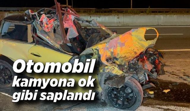 Otomobil kamyona ok gibi saplandı: 1 kişi hayatını kaybetti