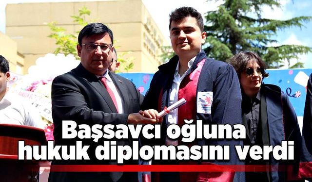 Mezuniyette duygu dolu anlar: Başsavcı, oğluna diplomasını verdi