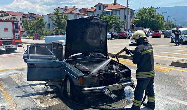 Motor kısmından alev alan otomobil kullanılamaz hale geldi