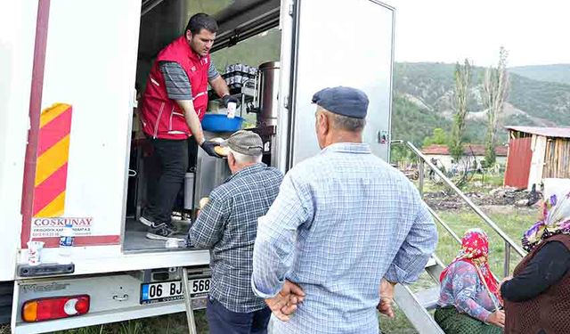 12 evin yandığı köyde vatandaşlara Kızılay ekibinden yemek ikramı