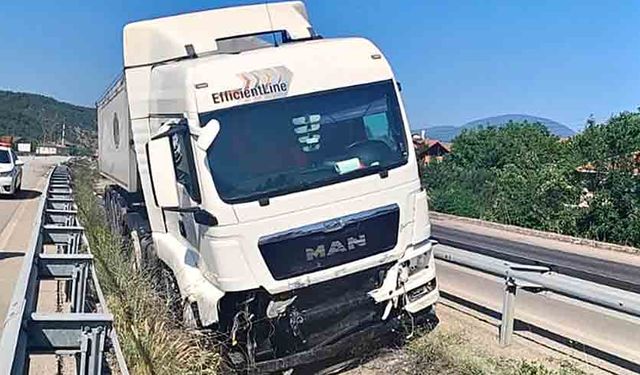 Bariyeri kırıp su kanalına giren tırın sürücüsü yaralandı