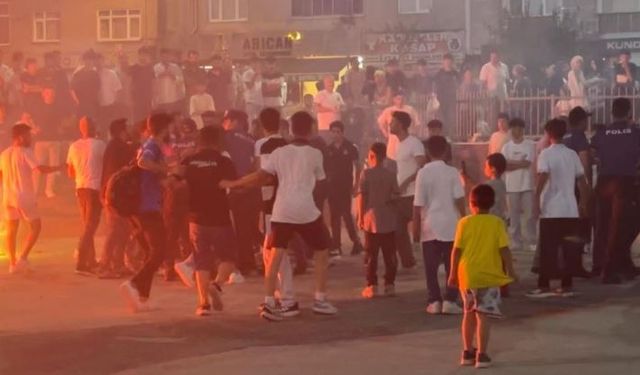 Taraftar grubu havai fişekli kutlama yaptı, ev ve ormanda yangın çıktı