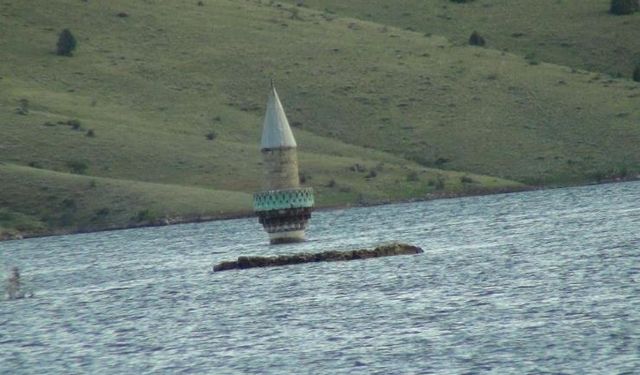 Kars’ta köy sular altında, minare dışarıda kaldı