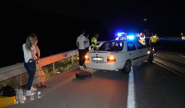 Tekeri kopan otomobil bariyere çarptı: 4 kişilik aile yara almadan kurtuldu