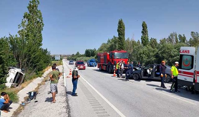 Sivas’ta otomobil ile pikap çarpıştı: 1 ölü 5 yaralı