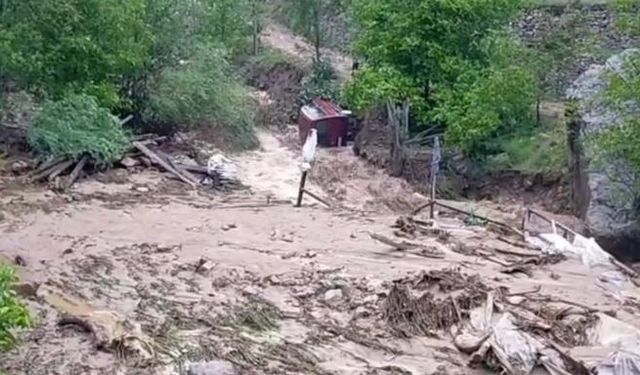 Sağanak dereleri taşırdı, köprü ve yollar sel suları altında kaldı