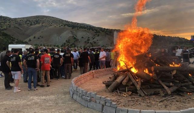 Dev kamp ateşi yakıldı, vali yanma tehlikesi atlattı