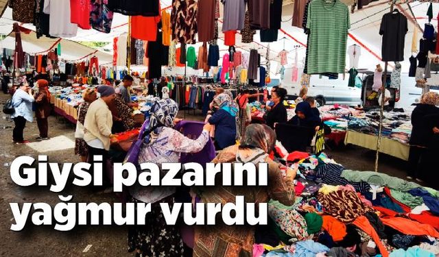 Giysi pazarını yağmur vurdu