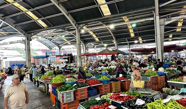 Halk pazarında yüksek olan fiyatlar vatandaşların cebini yaktı