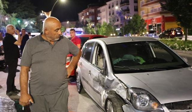 Hırsını önce aracın tamponundan, sonra gazetecilerden çıkarttı