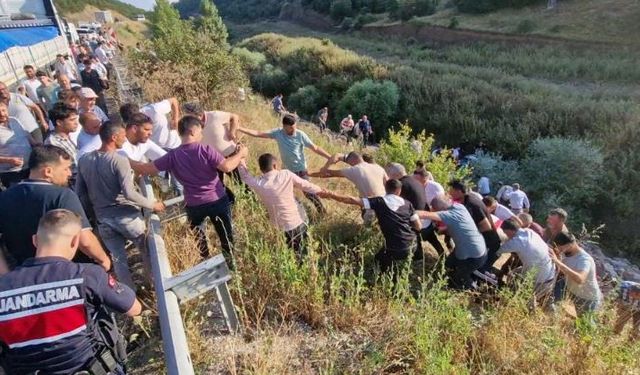 Yaralıları kurtarmak için insan zinciri oluşturdular