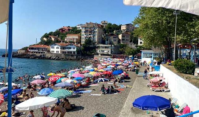 Kadınlar plaja akın etti, denizin ve güneşin tadını çıkarttılar