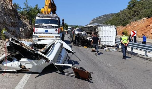 Kamyon tıra arkadan çarptı, ortalık savaş alanına döndü