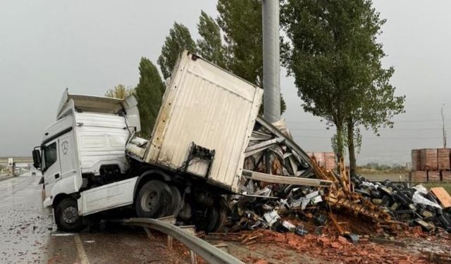 Makaslayan tırın dorsesi hurdaya döndü