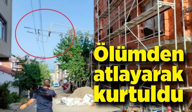 İnşaat iskelesi yüksek gerilim hattının üzerine devrildi: Son anda atlayıp kurtuldu