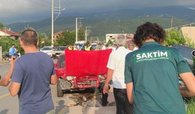 Sakarya'da iki otomobil çarpıştı: 1'i ağır 3 yaralı