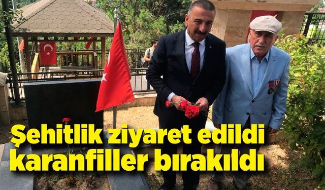 Şehitlik ziyaret edildi, karanfiller bırakıldı