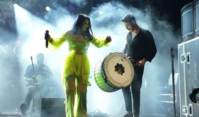 Şarkıcı Ayşe Dinçer, Gediz Tarhana Festivali'nde sahne aldı