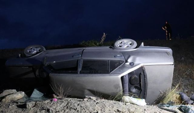 Terasa takılan otomobil onlarca metre yükseklikten düşmekten kurtuldu: 7 yaralı