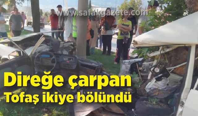 Direğe çarpan Tofaş ikiye bölündü: 1 ölü, 1 yaralı