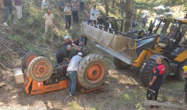 Devrilen traktörünün altında kaldı