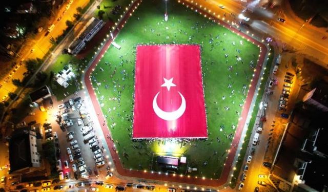 Dünyanın en büyük Türk bayrağı Kayseri'de açıldı