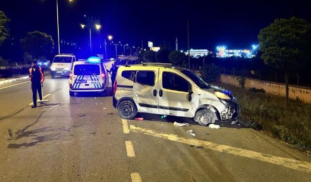 Hafif ticari araç yan yatıp 30 metre sürüklendi: 3 yaralı