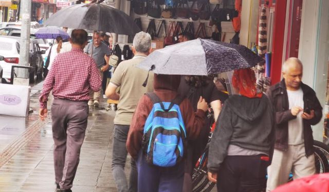 Zonguldaklılar güne yağmurla başladı