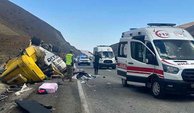 Erzincan’da tır ile otomobil çarpıştı: 4 ölü, 2 yaralı