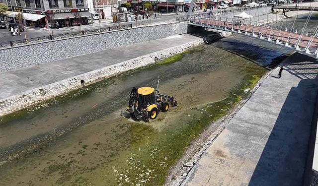 Dere yatağında biriken atıklar temizleniyor