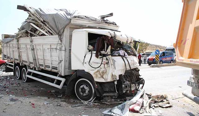 Hurdaya dönen kamyonetten sağ çıktı