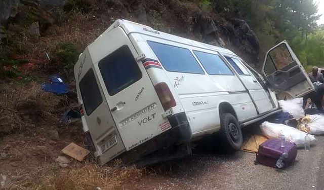 Freni boşalan minibüs kayaya çarpıp devrildi: 3’ü çocuk 6 yaralı