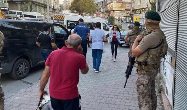 Aranan şahıslar yakalandı, 1 çalıntı motosiklet ele geçirildi